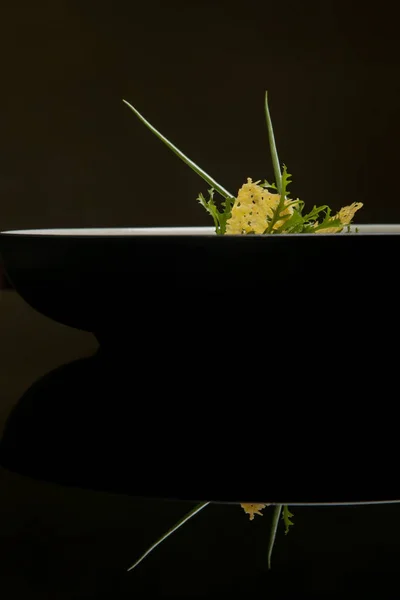 Egy Gyönyörű Minimalista Stílusú Étel Szolgált Egy Tálba Fekete Reflexiós — Stock Fotó