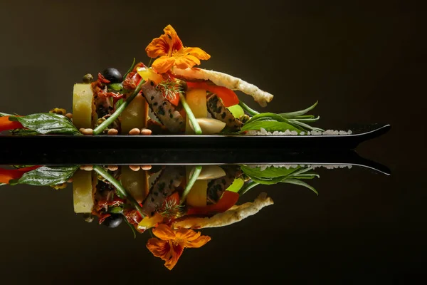 Fekete Szezám Tonhal Burgonyával Zöldséggel Kandinált Paradicsommal Finom Étel Kreatív — Stock Fotó