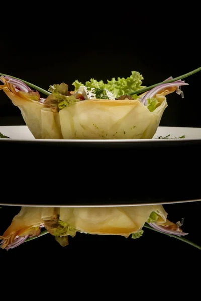 Salada Grega Clássica Com Queijo Feta Tomate Pepino Cebola Azeitonas — Fotografia de Stock