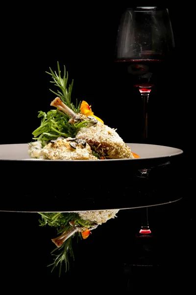 脆鸭腿 精致的菜肴 创意餐厅用餐理念 高级时装食品的黑色与反射 精致餐饮理念 — 图库照片