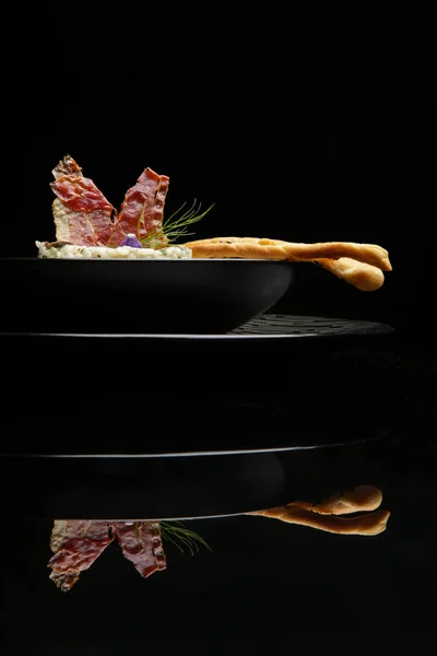 Wykwintne Minimalistyczne Danie Serwowane Misce Czarno Refleksją Kreatywna Restauracja Posiłek — Zdjęcie stockowe