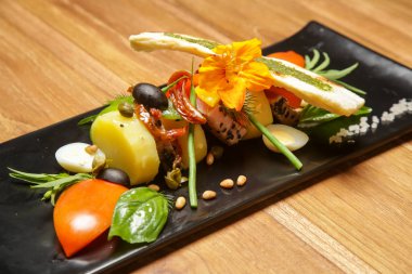 Patates, yeşillik ve şekerlenmiş domates ile siyah susam ton balığı. Nefis yemek. Yaratıcı restoran yemek konsepti. 