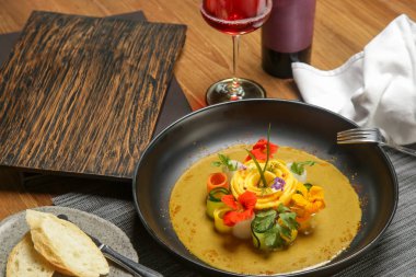 Mangolu sebze körisi. Nefis yemek. Yaratıcı restoran yemek konsepti.