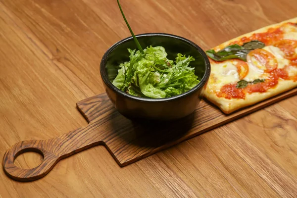 Domowa Pizza Serwowana Misą Zielonej Sałatki Drewnianym Stole — Zdjęcie stockowe