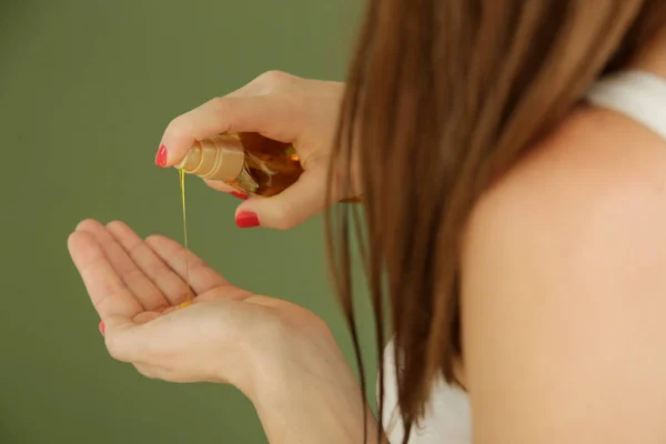 Mujer Que Aplica Aceite Las Puntas Del Cabello Puntas Pelo — Foto de Stock