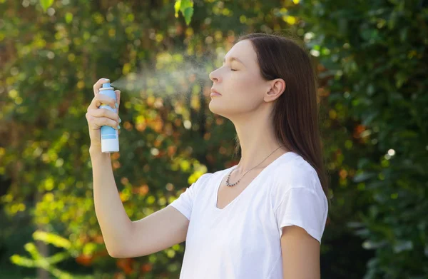 Frau Sprüht Gesichtsnebel Ins Gesicht Sommerpflegekonzept — Stockfoto