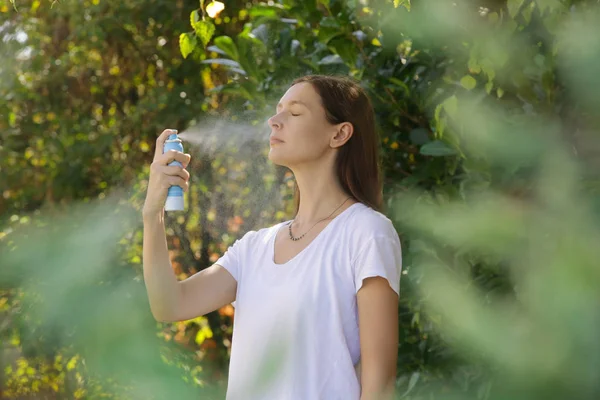 Donna Spruzzando Nebbia Facciale Sul Suo Viso Concetto Skincare Estivo — Foto Stock