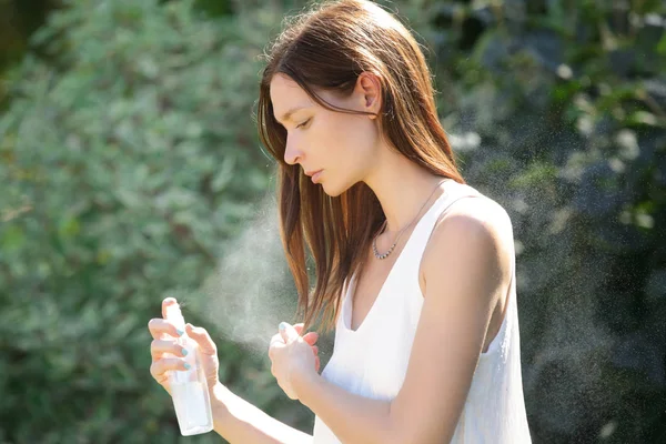 Mulher Refrescante Com Água Termal Contra Onda Calor Verão Mulher — Fotografia de Stock