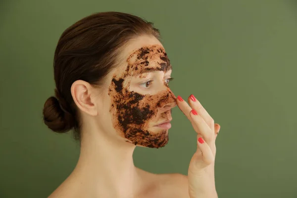 コーヒースクラブで顔を剥離する女性 スタジオショット — ストック写真