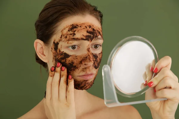 Mujer Aplicando Exfoliante Café Frente Del Espejo Tiro Estudio — Foto de Stock