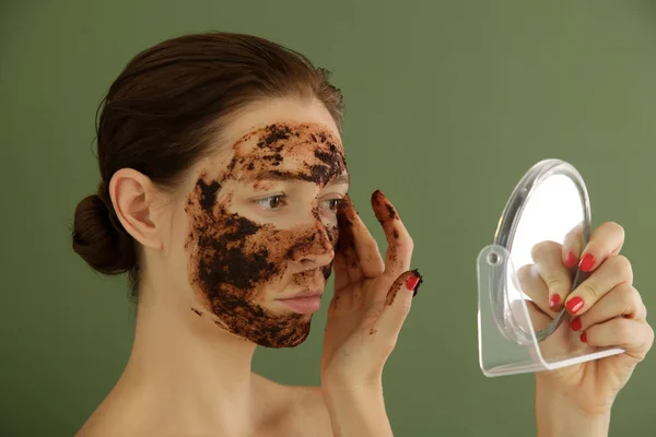 Mujer Aplicando Exfoliante Café Frente Del Espejo Tiro Estudio — Foto de Stock