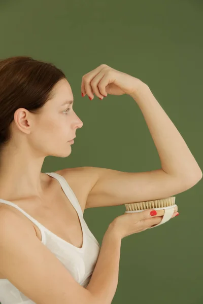 Trockene Körperbürste Trockener Bürstenkörper Für Frauen Cellulite Reduzieren Das Lymphsystem — Stockfoto