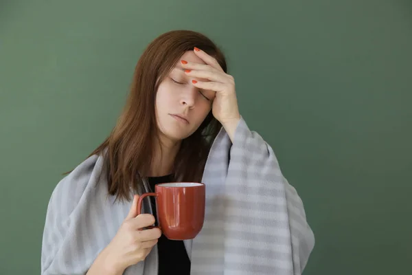 感冒或过敏症状 工作室拍摄的年轻发烧的女人包裹在毯子和有一杯茶 — 图库照片
