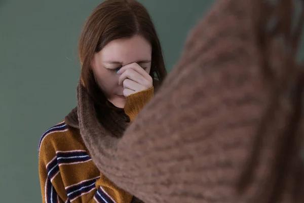 Studio Schot Van Een Jonge Vrouw Die Lijdt Aan Symptomen — Stockfoto