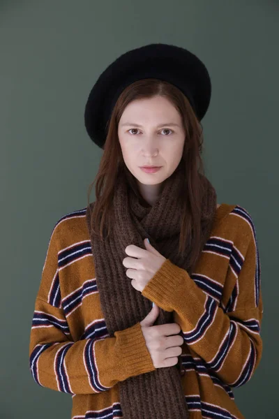 Studio Portret Van Een Jonge Vrouw Warme Winterkleren Dragen Van — Stockfoto