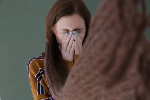 Studioaufnahme Einer Jungen Frau Die Symptomen Einer Sinusinfektion Sinusitis Leidet — Stockfoto