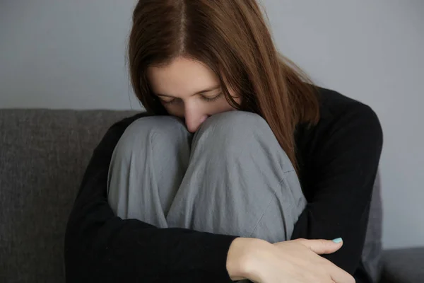 Retrato Uma Mulher Deprimida Sentada Sofá Com Cabeça Nos Joelhos — Fotografia de Stock