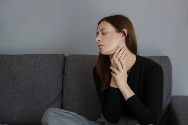 Una Foto Una Giovane Donna Che Soffre Mal Gola Sintomi — Foto Stock