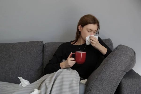 Jonge Vrouw Bank Blazen Neus Een Wit Papier Weefsel Studio — Stockfoto