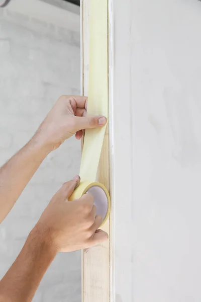 Man Putting Tape Wall Simple Step Quick Easy Painting Process — Stock Photo, Image