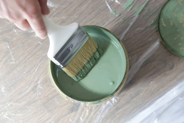 Proceso Pintura Pared Con Color Verde Primer Plano Pincel Proyecto —  Fotos de Stock