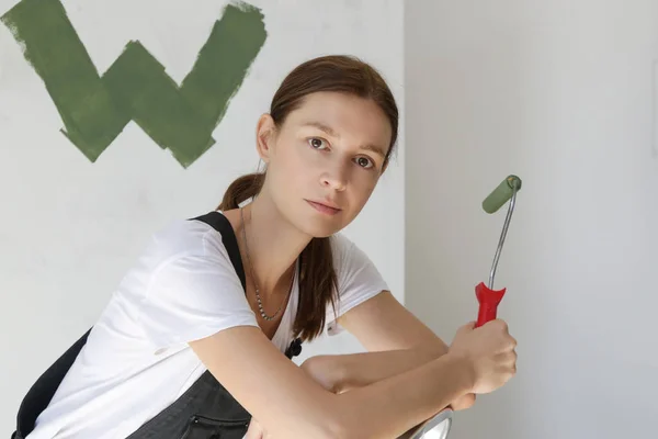 Портрет Молодой Женщины Держащей Руках Ролик Краской Опирающейся Лестницы Берущей — стоковое фото