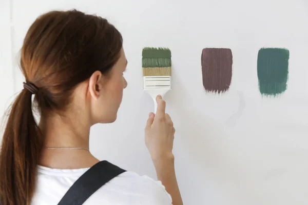 Mujer Está Pintando Pared Con Diferentes Muestras Color Proceso Elegir —  Fotos de Stock