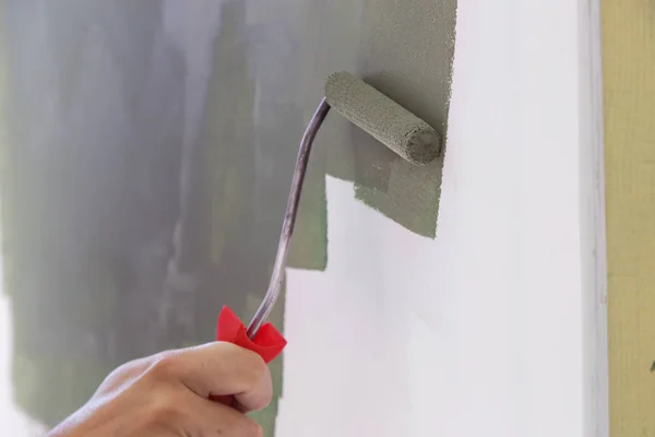 Wałek Malowania Proces Malowania Farbą Zieloną Białej Ścianie — Zdjęcie stockowe