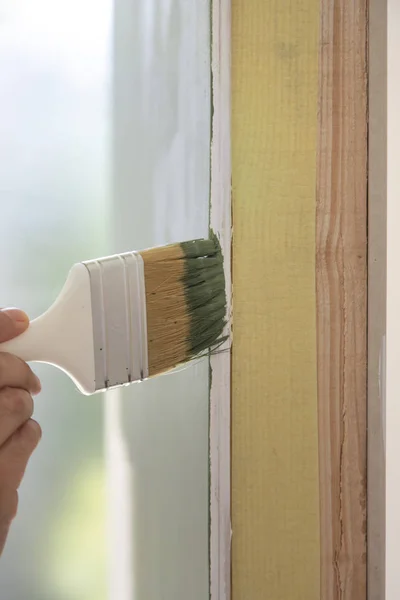 Prozess Der Malerei Wand Mit Grüner Farbe Pinsel Close Diy — Stockfoto