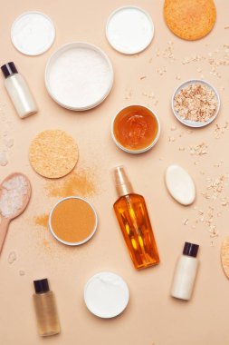 Doğal organik kozmetik düz yatıyordu. Ev spa konsepti. Cilt, vücut ve saç bakım ürünleri.