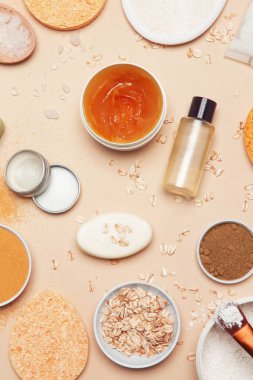 Doğal organik kozmetik düz yatıyordu. Ev spa konsepti. Cilt, vücut ve saç bakım ürünleri.