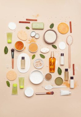 Doğal organik kozmetik düz yatıyordu. Ev spa konsepti. Cilt, vücut ve saç bakım ürünleri.