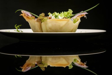 Beyaz peynir, domates, salatalık, soğan ve zeytin ile Klasik Yunan salatası. Nefis yemek. Yaratıcı restoran yemek konsepti. Refleks ile siyah Haute couture gıda. Kaliteli yemek konsepti.