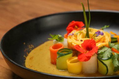 Mangolu sebze körisi. Nefis yemek. Yaratıcı restoran yemek konsepti.