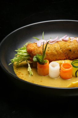 Mango körili tavuk katsu. Nefis yemek. Yaratıcı restoran yemek konsepti.