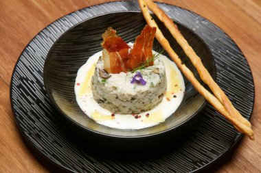 Kremalı mantarlı risotto. Karışık otlar ile Pilav pirinç. Nefis yemek. Yaratıcı restoran yemek konsepti.