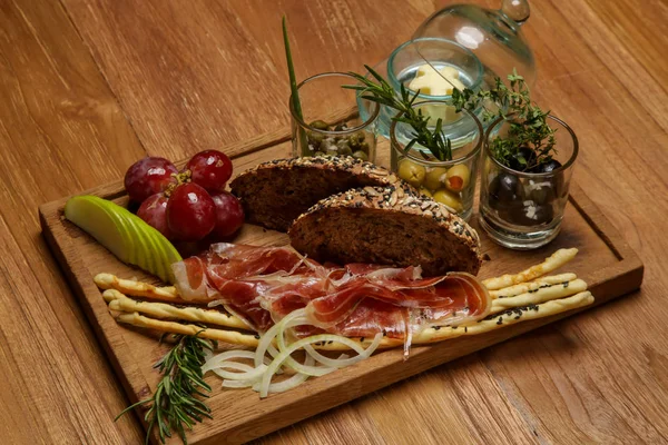 Aperitivo Tradicional Italiano Com Presunto Pão Condimentos Servidos Mesa Restaurante — Fotografia de Stock