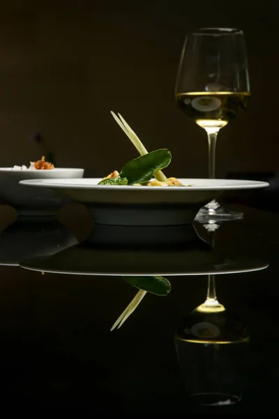 一个精致的简约风格的菜肴 在一碗黑色与反射 创意餐厅用餐理念 高级时装食品 精致餐饮理念 — 图库照片