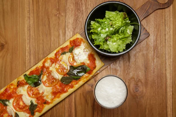 Domowa Pizza Serwowana Misą Zielonej Sałatki Drewnianym Stole — Zdjęcie stockowe