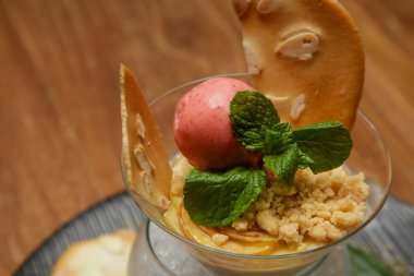 Elma, buzlu bir bardakta parçalanmış. Yaratıcı restoran tatlı konsepti. Özel tasarım yemek. Güzel yemek konsepti.