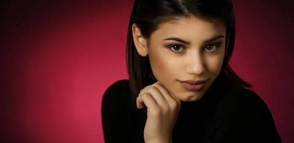 Retrato Estudio Una Hermosa Joven Morena Con Camisa Negra Sobre — Foto de Stock