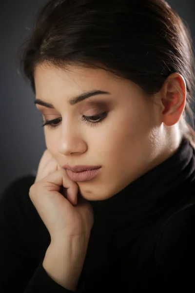 Retrato Estudio Una Hermosa Joven Morena Con Camisa Negra Sobre —  Fotos de Stock