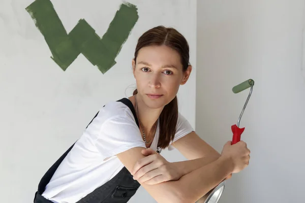 Portret Van Een Jonge Vrouw Met Een Verfroller Leunend Ladders — Stockfoto