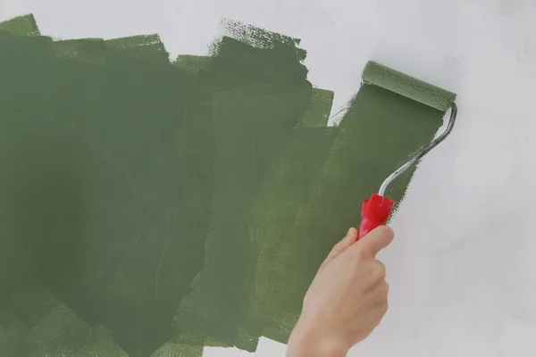 Ролик Краской Процесс Покраски Зеленой Краской Над Белой Стеной — стоковое фото