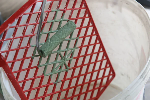 Rejilla Rodillos Con Cubo Rodillo Pintura Sumergiendo Una Pintora Una —  Fotos de Stock