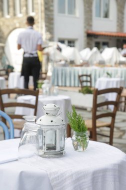 Büyüleyici Akdeniz açık hava restoranı, insan yok, yemek vaktinden önce boş koltuklar ve masalar.