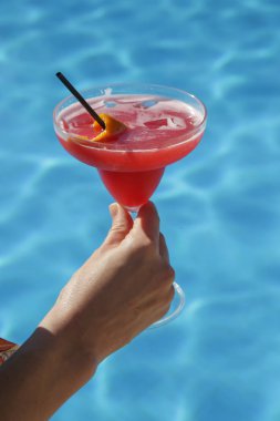 Yüzme havuzunun yanında bir bardak votka, yaz partisi konsepti.