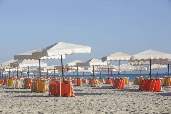 Fehér Napernyők Sárga Narancssárga Strand Székekkel Egy Gyönyörű Homokos Strandon — Stock Fotó