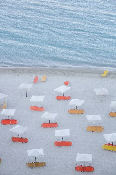 Białe Parasole Żółtymi Pomarańczowymi Krzesłami Pięknej Piaszczystej Plaży Bez Ludzi — Zdjęcie stockowe