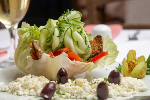 Griechischer Salat Serviert Einem Kohlblatt — Stockfoto